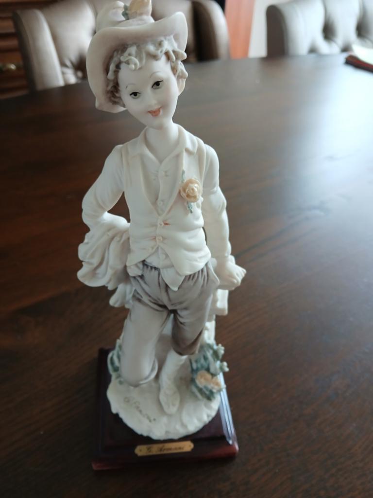 Capodimonte beeldje G.Armani, Verzamelen, Beelden en Beeldjes, Ophalen of Verzenden, Gebruikt, Mens