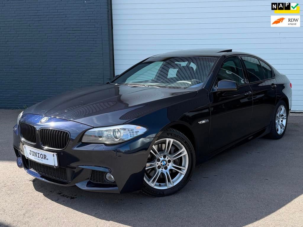 BMW 5-serie 528i High Executive M-PAKKET/PANO/LEDER/MEMORYOR, Auto's, BMW, Euro 5, Gebruikt, Zwart, 2000 kg