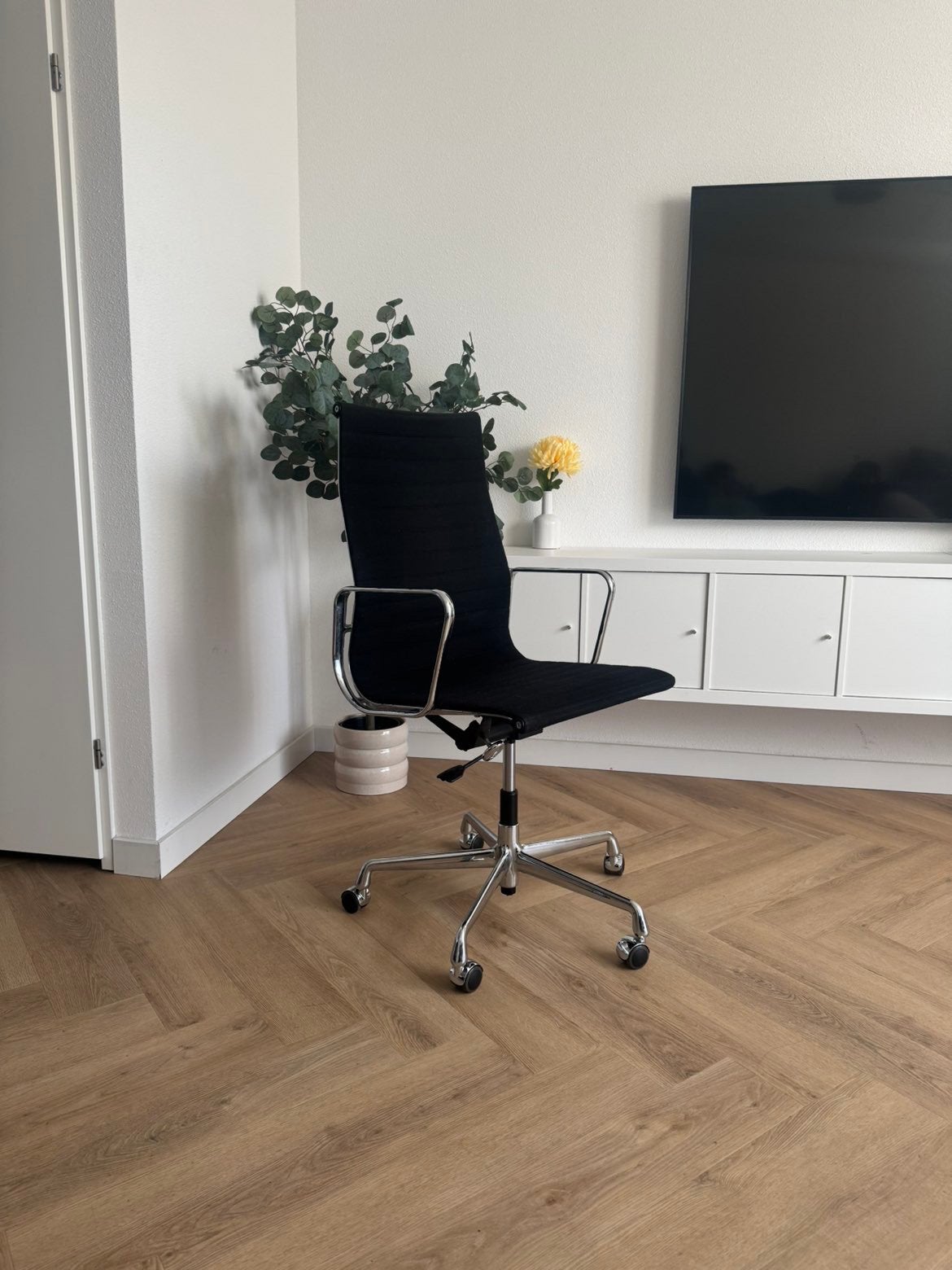 Vitra Eames EA 119 bureaustoel hopsak EA119 chroom, Ophalen, Zo goed als nieuw, Zwart