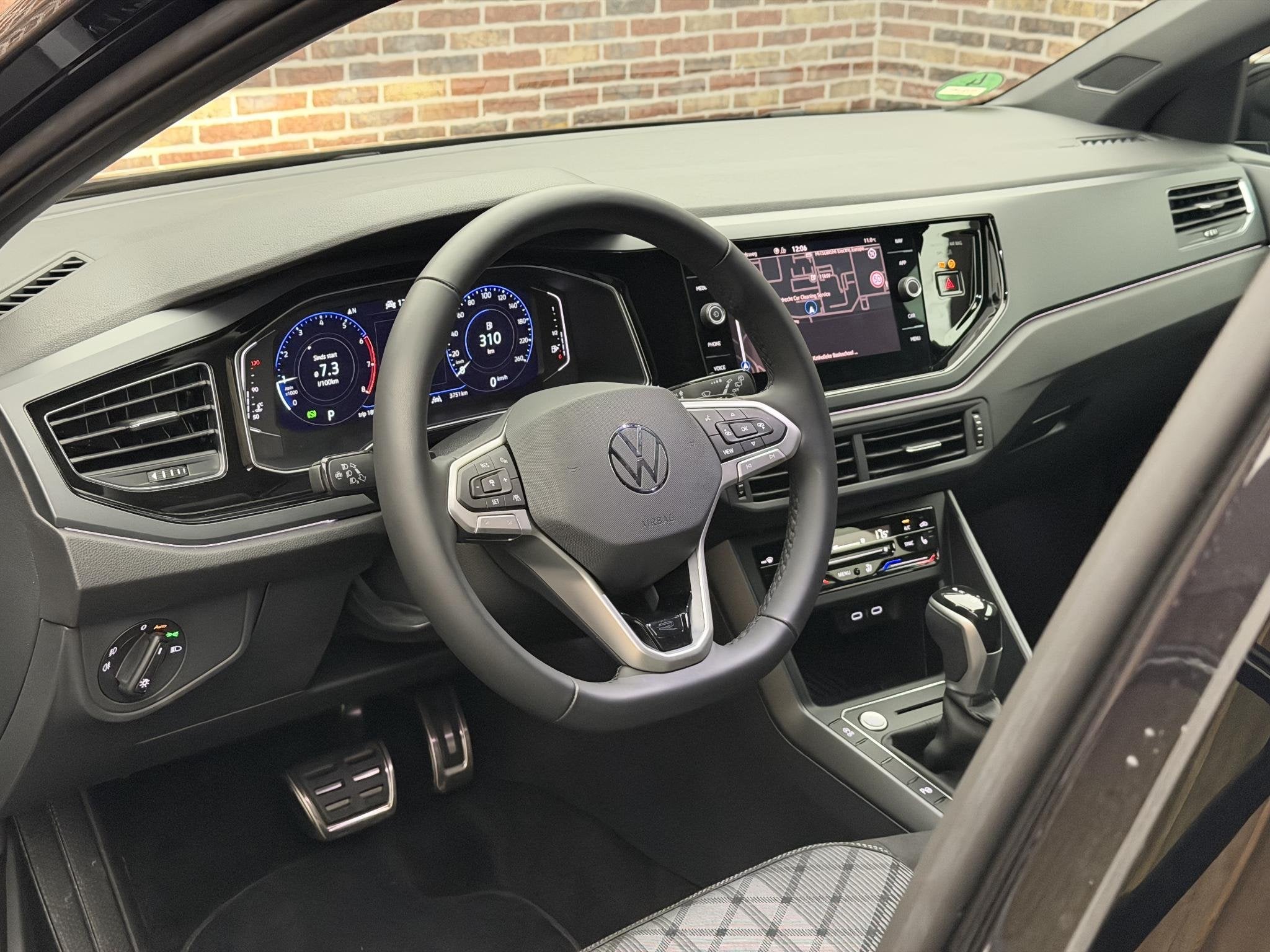 Volkswagen Polo 1.0 TSI R-Line IQ VIRTUAL LED KEYLESS CAMERA, Stof, Gebruikt, Euro 6, Zwart