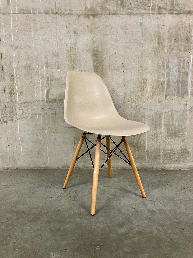 1x beige / mokka Vintage kuipstoel met houten poten, Ophalen, Gebruikt, Hout, Bruin