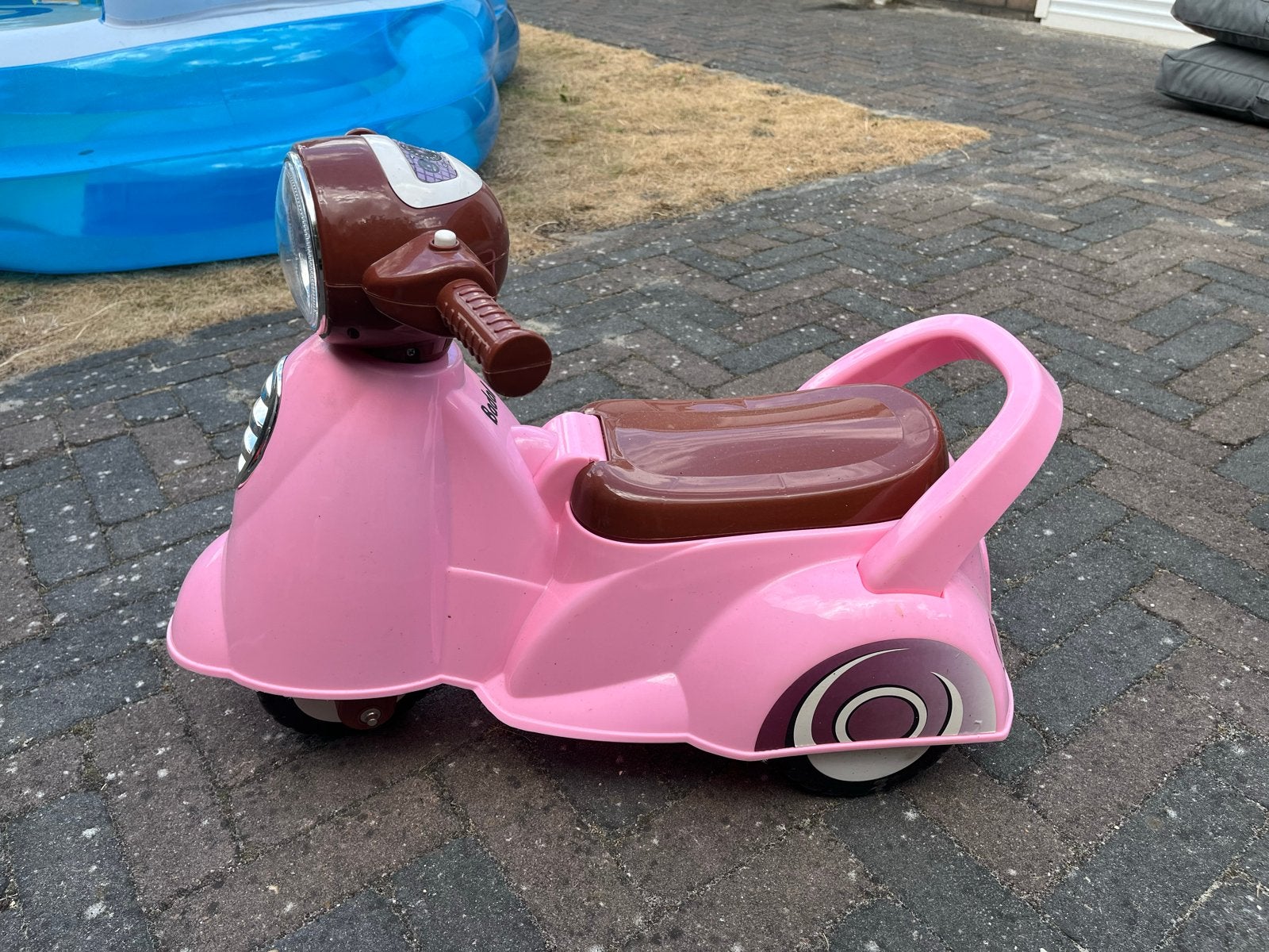 Roze loopscooter voor kinderen - Zo goed als nieuw, Kinderen en Baby's, Speelgoed | Buiten | Voertuigen en Loopfietsen, Ophalen