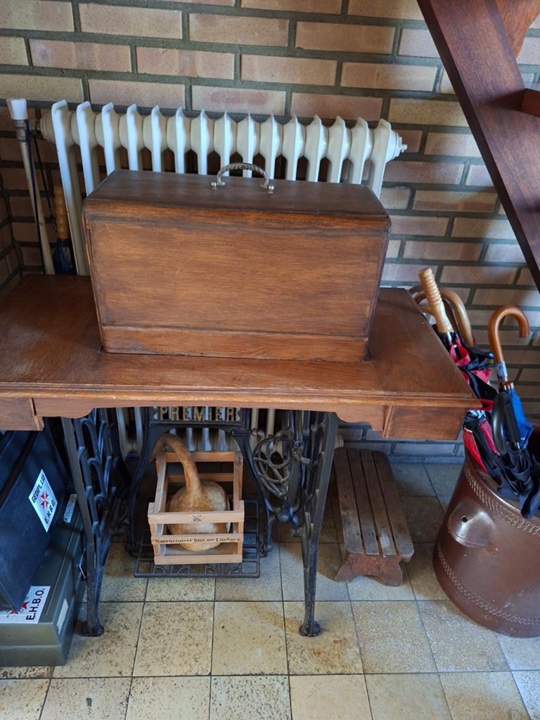 Antieke Premier Naaimachine met Houten Tafel, Ophalen