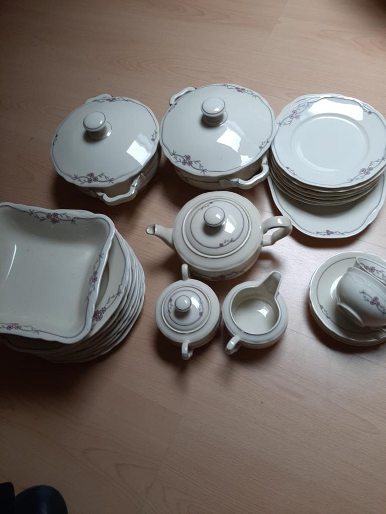 Mooi oud / antiek porseleinen servies zeker 80/ 90jaat oud, Ophalen, Overige stijlen