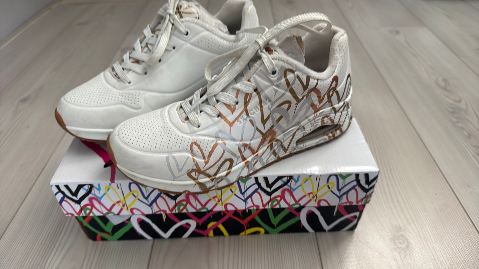 Skechers witgoud~metallic love goldcrown €25, Wit, Ophalen of Verzenden, Sneakers of Gympen, Zo goed als nieuw
