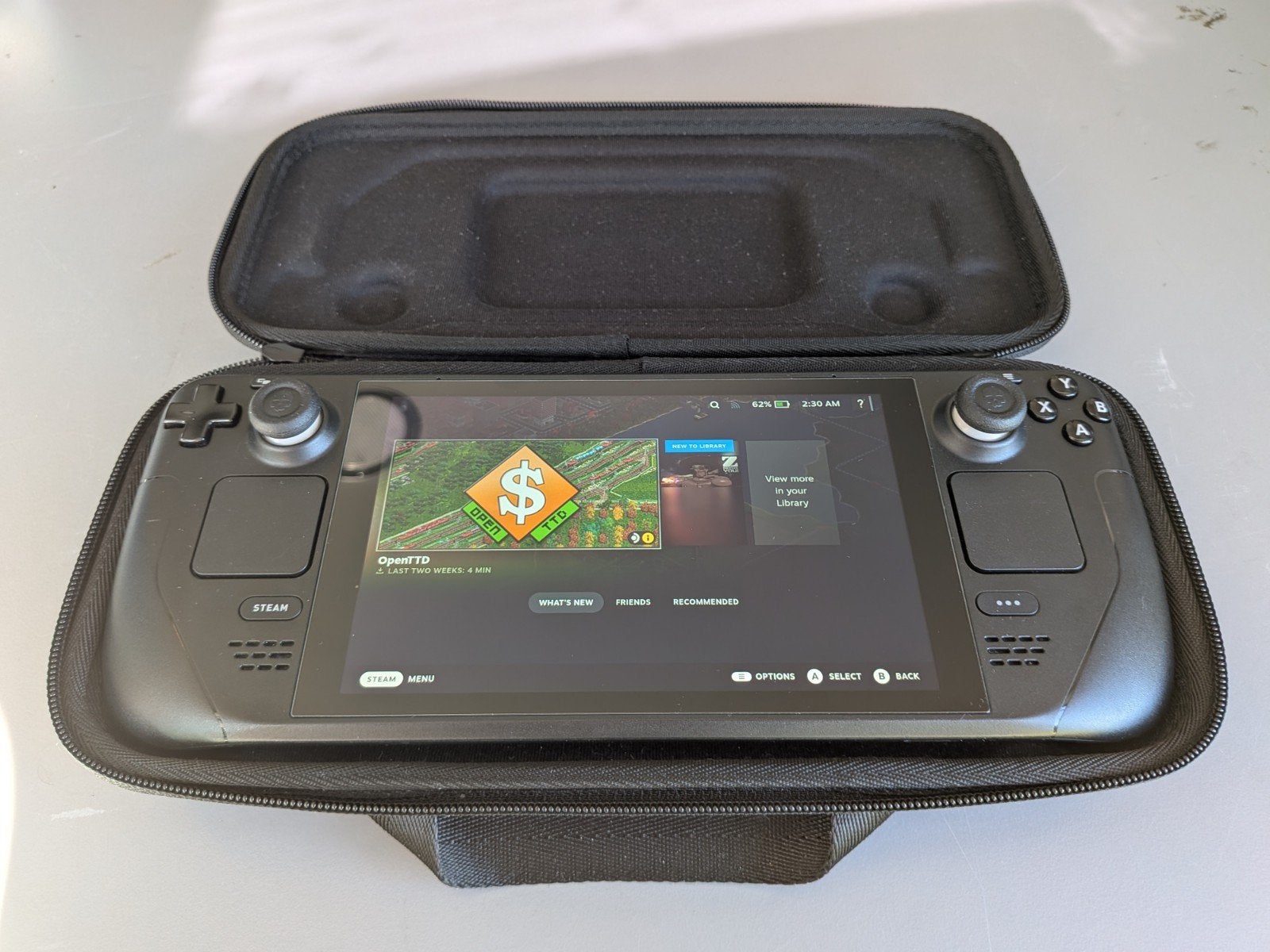 Foto 2 van Steam Deck 64GB met Docking Station en Hoes