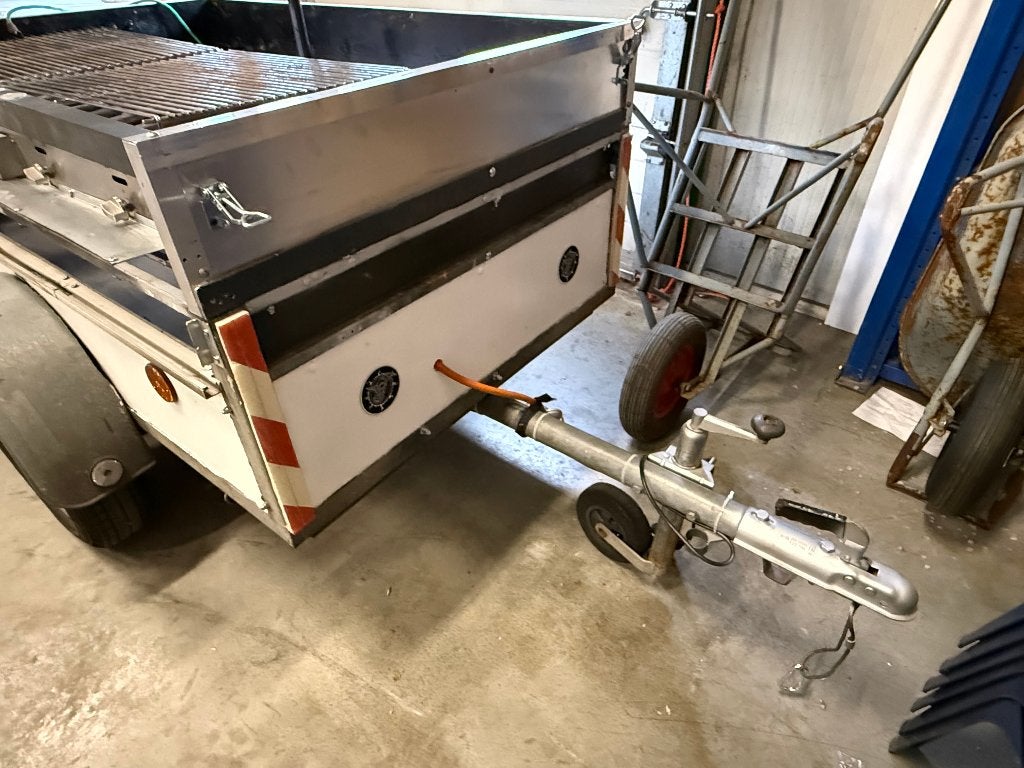 Mobiele BBQ-aanhanger met parasol en werkblad, Ophalen, Gebruikt, Onbekend