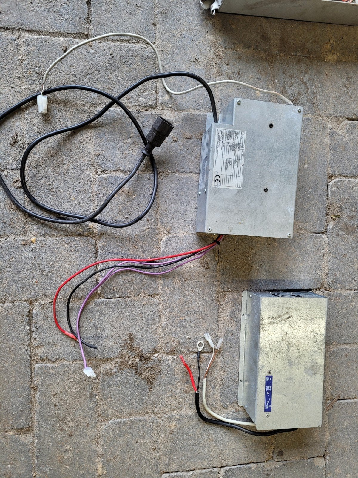2 x 24volt 24v oplader 12ampere en 15 ampere € 150 euro, Ophalen of Verzenden