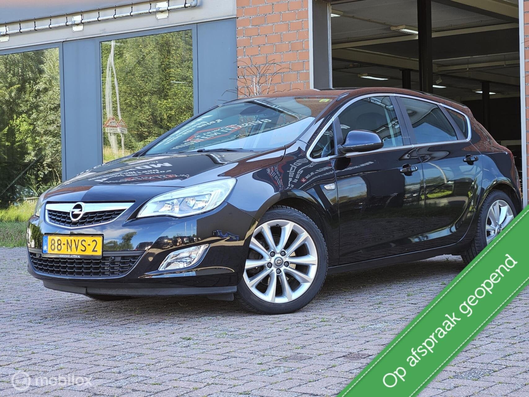 Opel Astra 1.6 Turbo Cosmo Navi half leer cruise Airco nw ap, Auto's, Voorwielaandrijving, Euro 5, Gebruikt, 4 cilinders