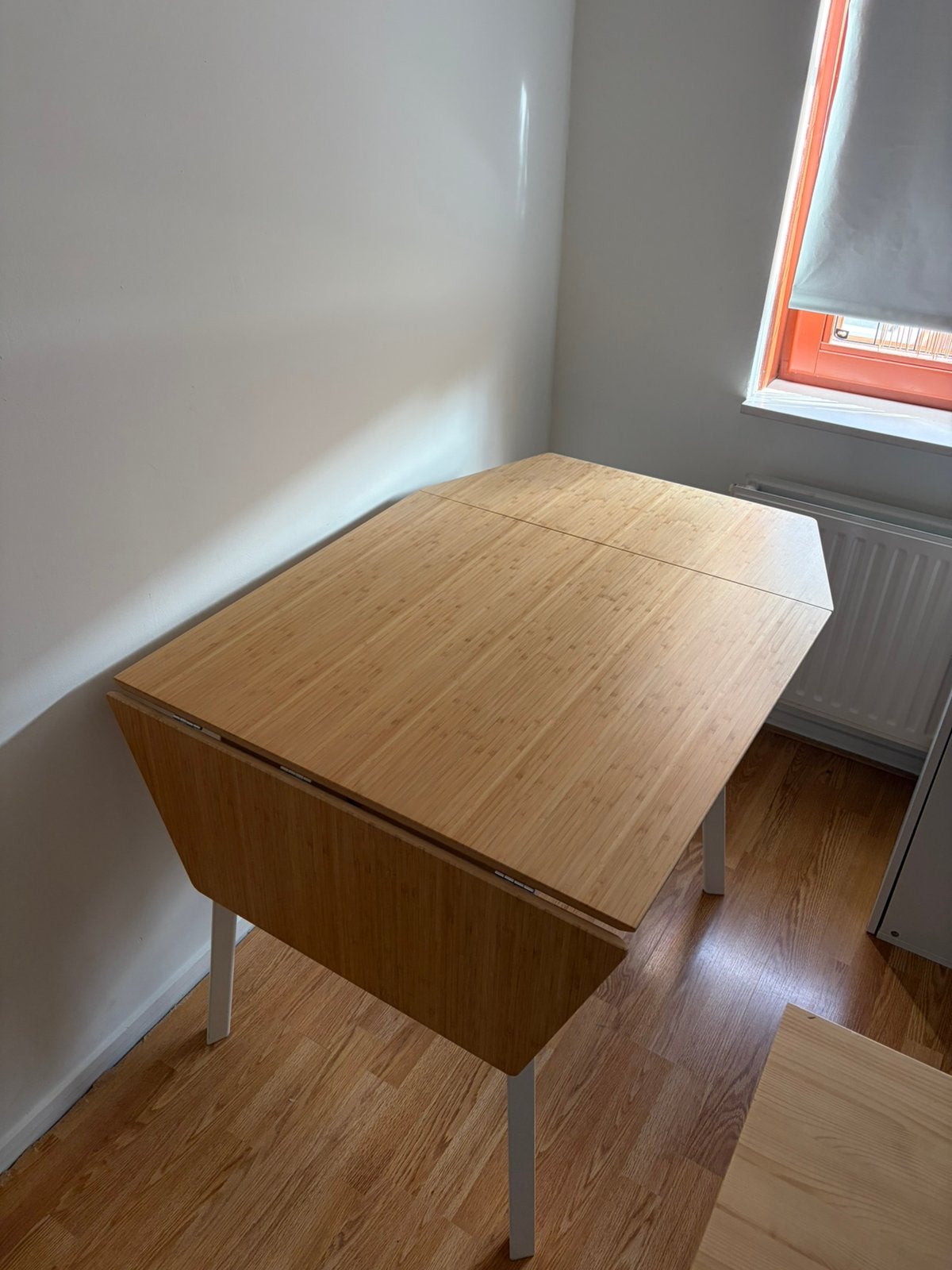 IKEA klaptafel / eettafel / bureau — bamboe met witte poten, Huis en Inrichting, Bureaus, Ophalen, Zo goed als nieuw