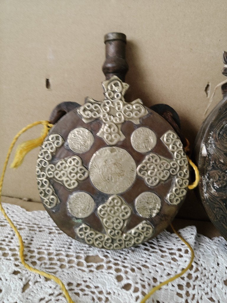 Antieke Afrikaanse koperen buskruitfles set 16cm en 21cm, Ophalen of Verzenden