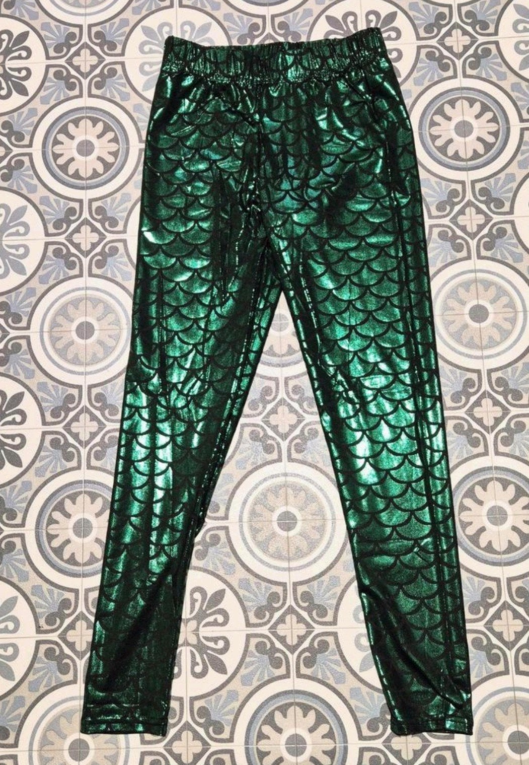 Mooie glanzende groene broek maat XS/S met schubbenprint, Nieuw, Ophalen of Verzenden, Maat 34 (XS) of kleiner, Lang