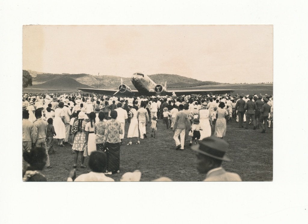 AK aankomst Douglas Uiver Tjililitan Batavia 1934, Verzenden, Zo goed als nieuw, Kaart, Foto of Prent