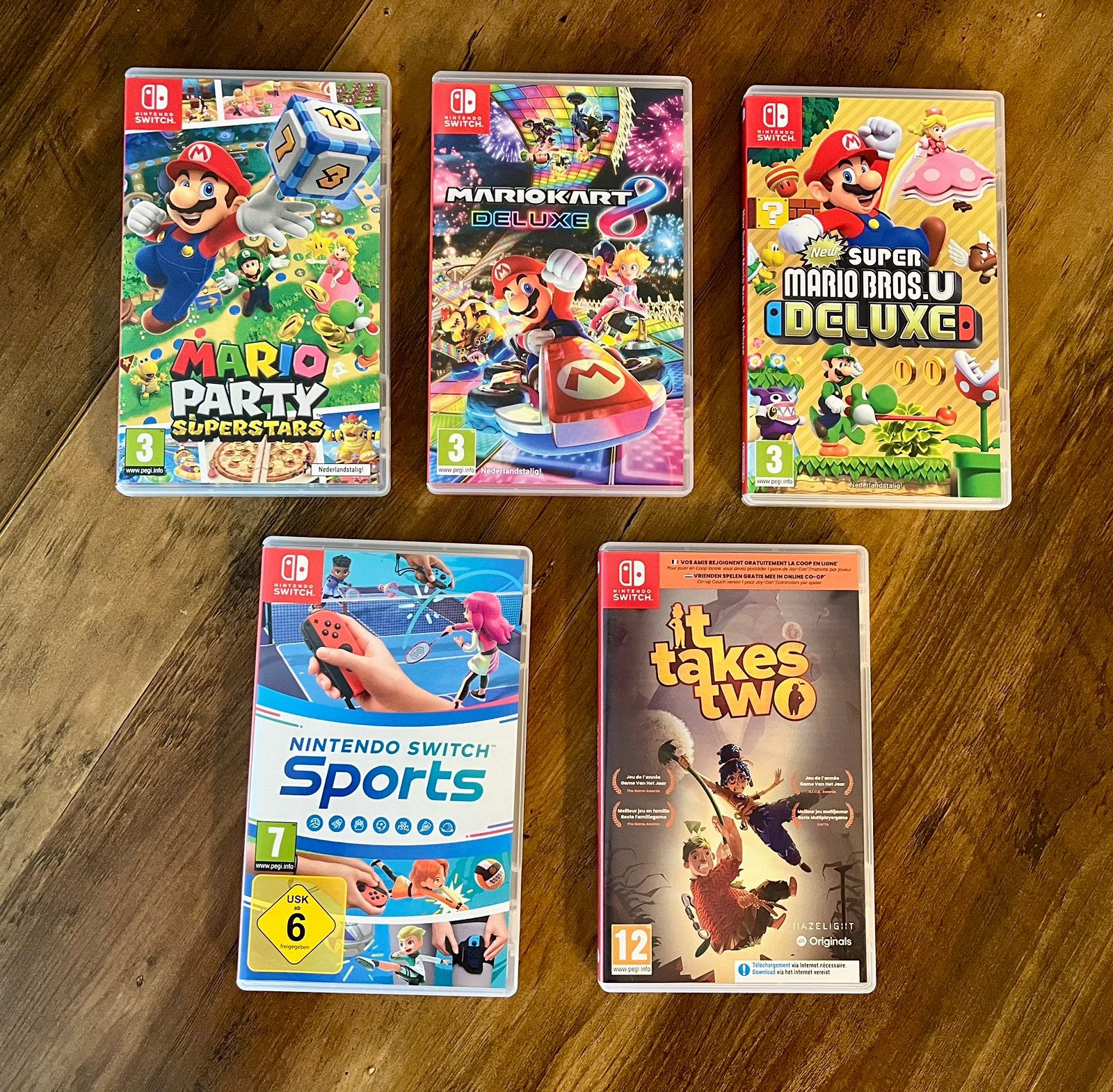 Foto 3 van Nintendo Switch OLED Wit + accessoires + 5 games