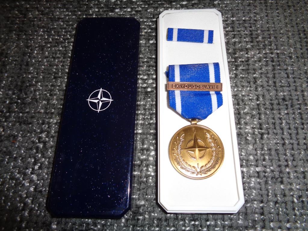 Medaille NATO Ex Yugoslavia leger in doosje met baton, Verzamelen, Militaria | Algemeen, Verzenden, Landmacht, Nederland, Lintje, Medaille of Wings