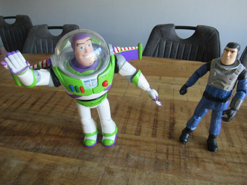 2 x Disney Pixar Buzz Lightyear met licht en geluid. 32 cm., Ophalen, Zo goed als nieuw, Actiefiguur of Pop