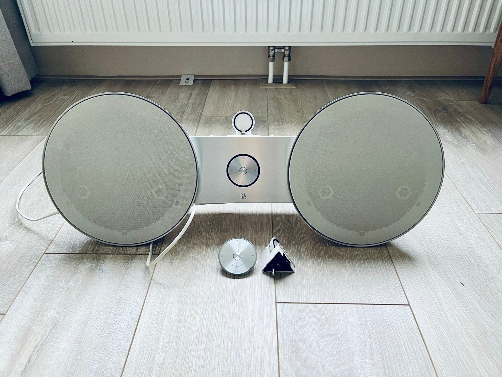 Bang & Olufsen BeoPlay A8 Speaker Dock - Wit, Audio, Tv en Foto, Luidsprekers, Stereo speakers, Gebruikt, Bang & Olufsen, AUX-ingang
