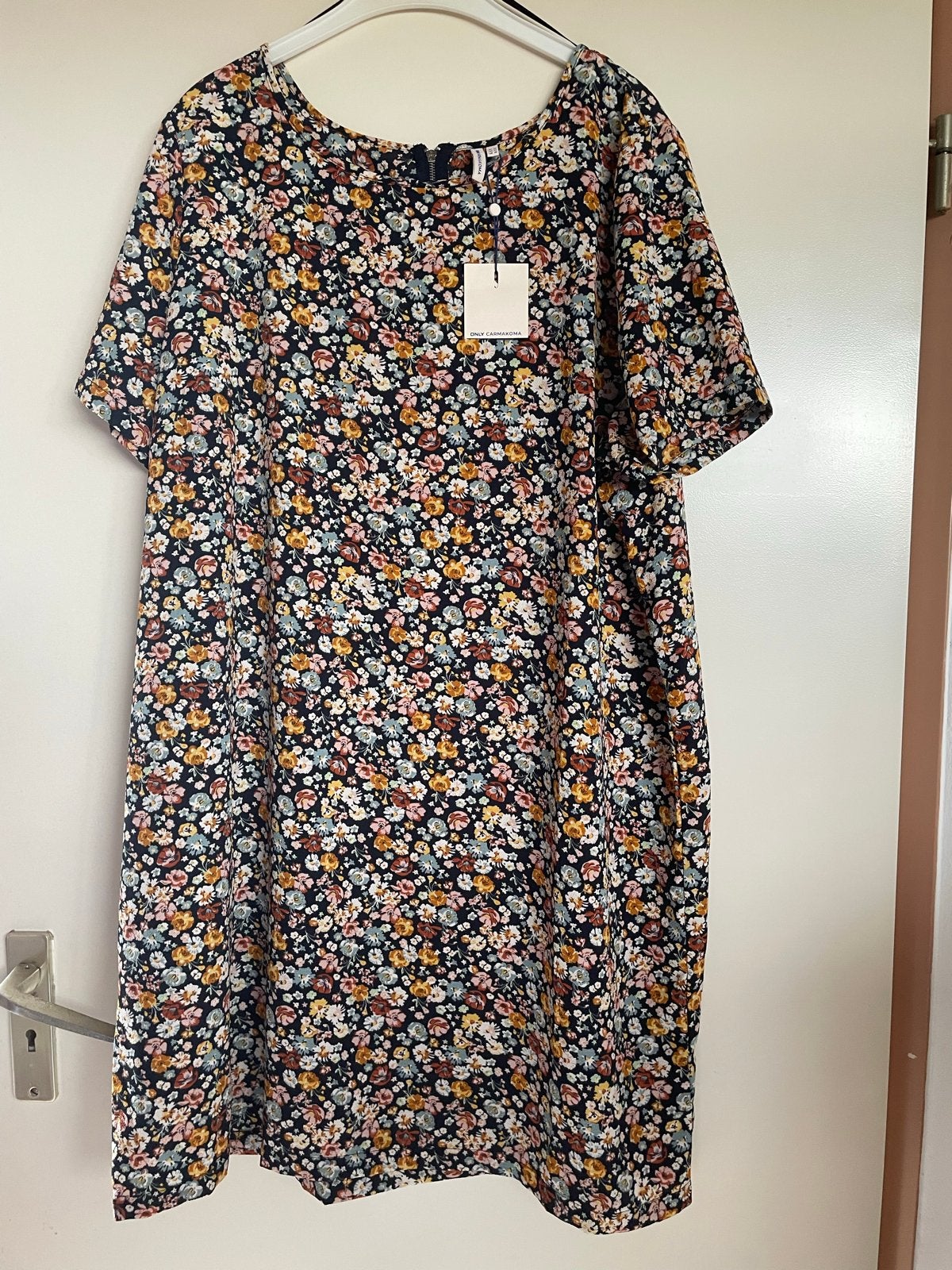 ONLY Carmakoma Bloemenjurk - Nieuw maat 50, Ophalen of Verzenden, Nieuw, Overige kleuren, Jurk