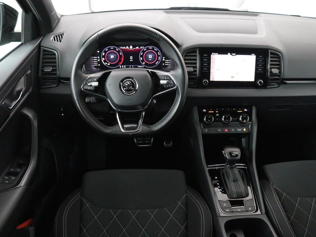 Skoda Karoq 1.5 TSI Sportline | Panoramadak | Stoelverwarmin, Auto's, Stof, 4 cilinders, 150 pk, Zwart