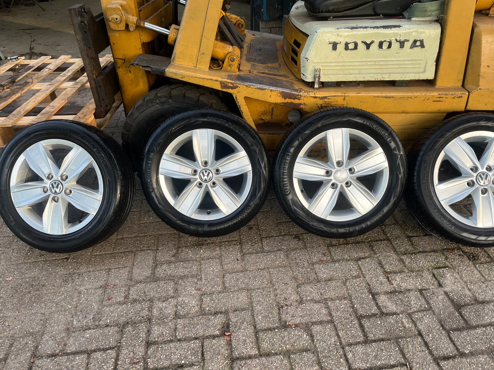 VW velgen met goede zomerbanden 205 55 16, Gebruikt, 16 inch, Band(en), Zomerbanden