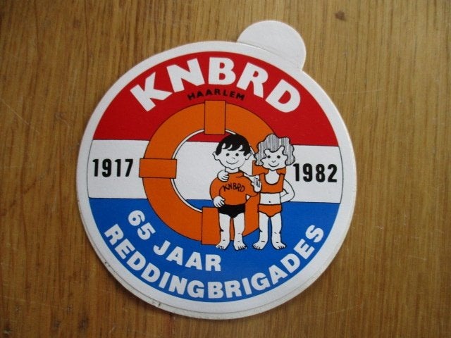 Haarlem 65 jaar Reddingbrigades sticker KNBRD 1917-1982 9cm, Ophalen of Verzenden, Zo goed als nieuw, Bedrijf of Vereniging