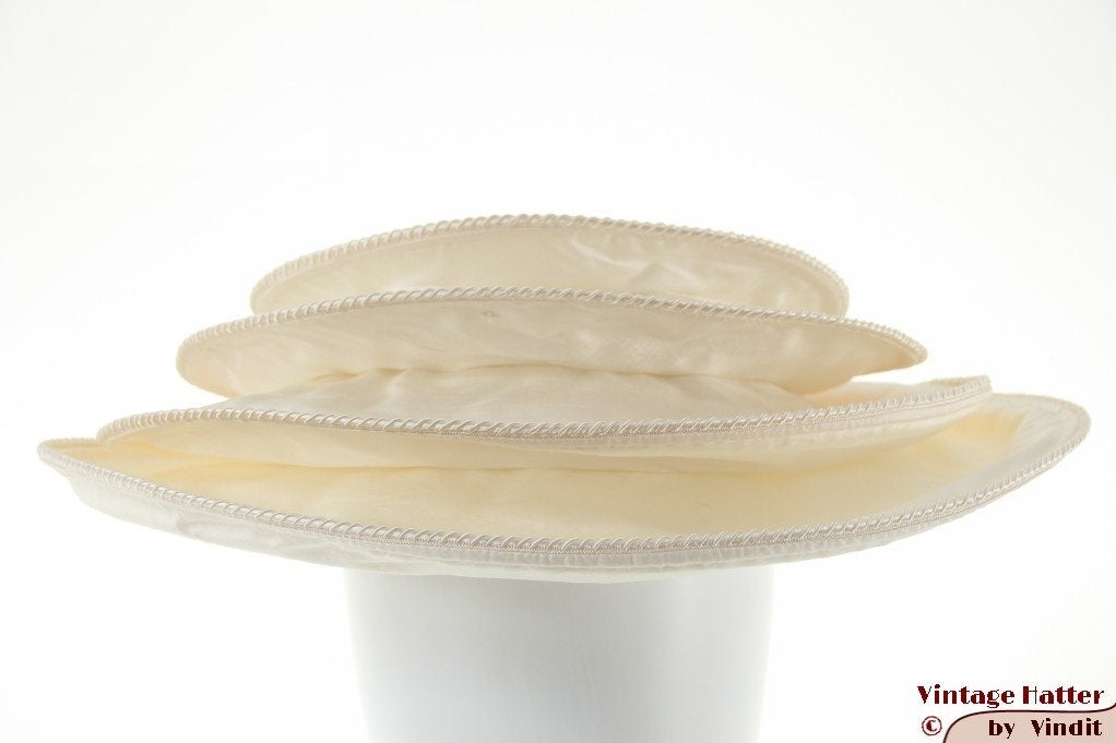 Wijde dames pagodehoed MadHatter champagnekleurig zijde 56,5, 56 of 57 cm (M, 7 of 7⅛ inch), Hoed, Ophalen of Verzenden, Nieuw