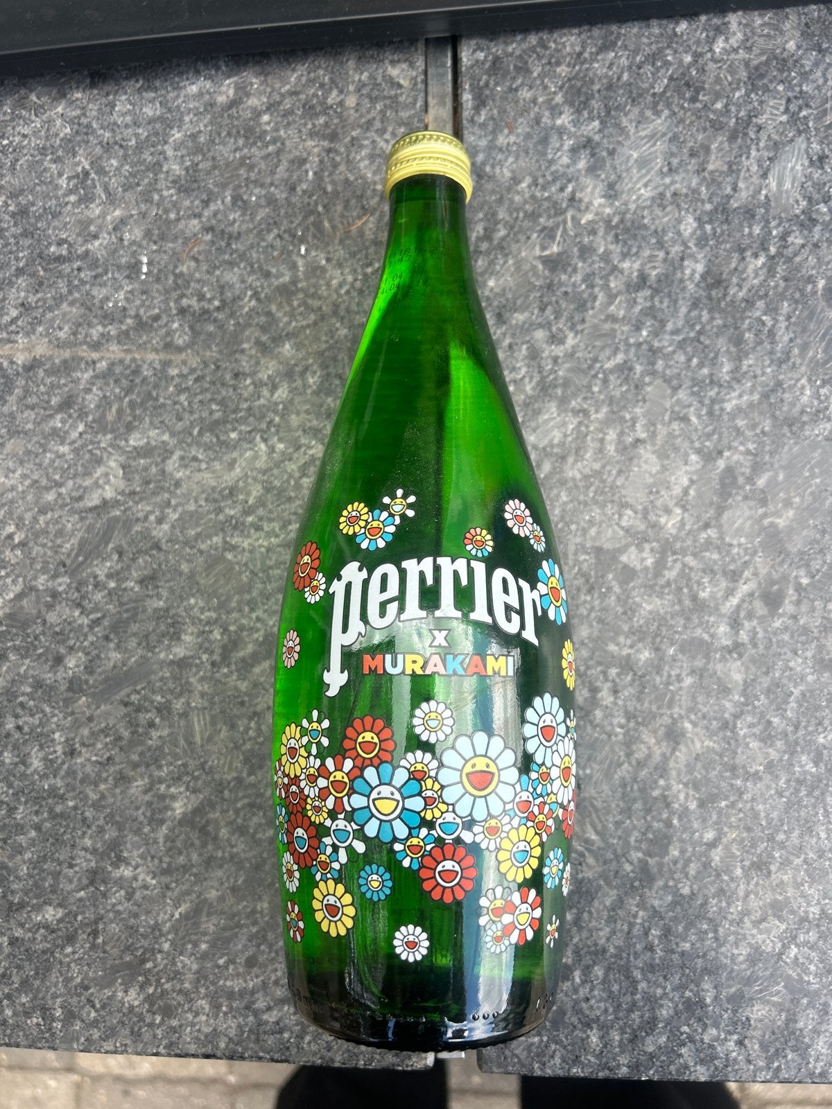 Perrier x Murakami Limited Edition Fles, Verzamelen, Ophalen, Zo goed als nieuw