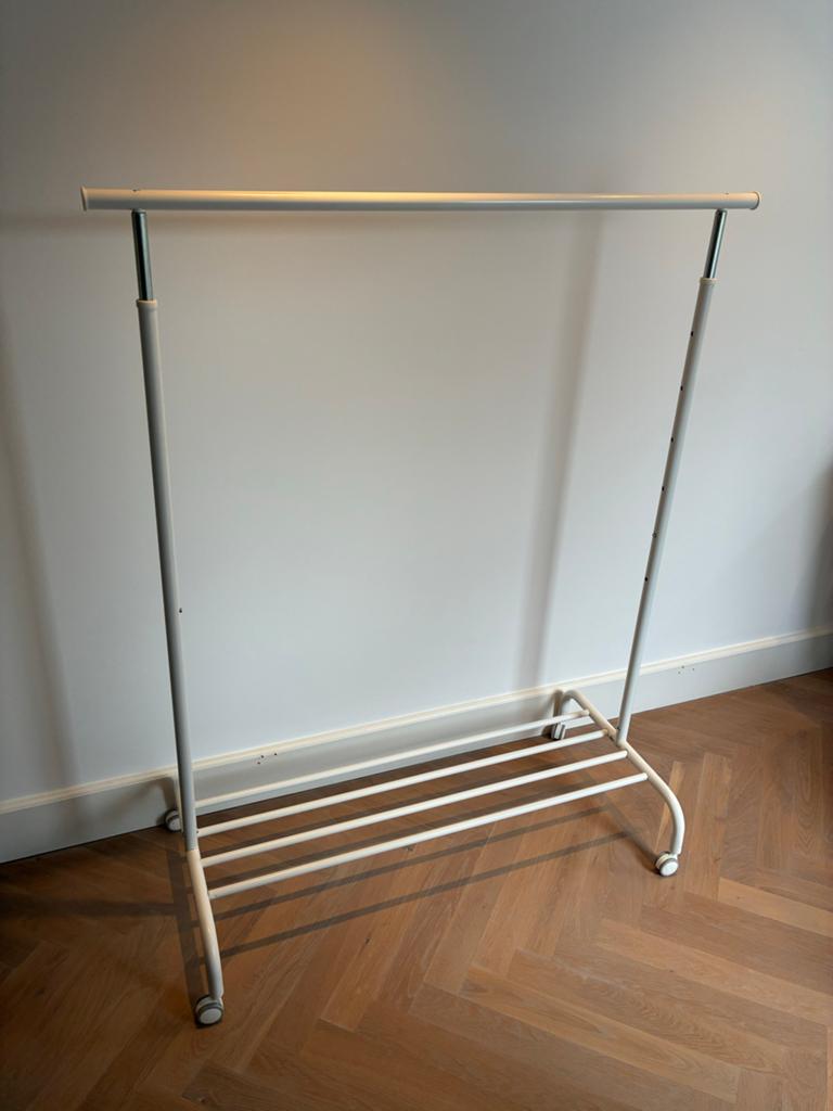 IKEA RIGGA Kledingrek Wit - Verstelbaar en Verrijdbaar, Huis en Inrichting, Kasten | Kledingkasten, Ophalen, 100 tot 150 cm, Zo goed als nieuw
