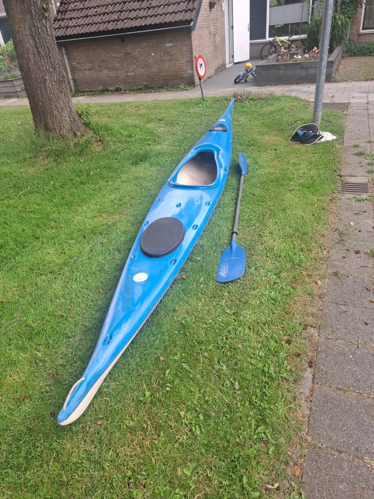 Blauwe kajak met peddel en spatzeil - 1-persoons, Watersport en Boten, Ophalen, Gebruikt, 1-persoons