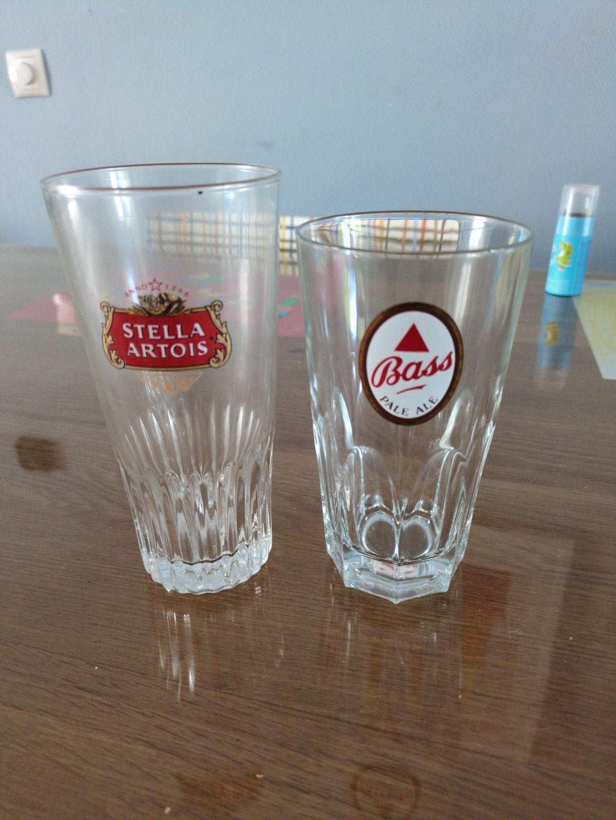 Bierglazen: Stella Artois en Bass Pale Ale, Ophalen, Gebruikt, Meerkleurig, Glas
