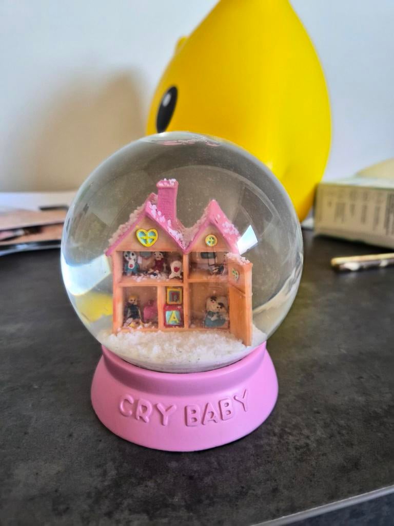 Melanie martinez cry baby snowglobe, Ophalen of Verzenden, Zo goed als nieuw, Pop, Beeldje of Miniatuur