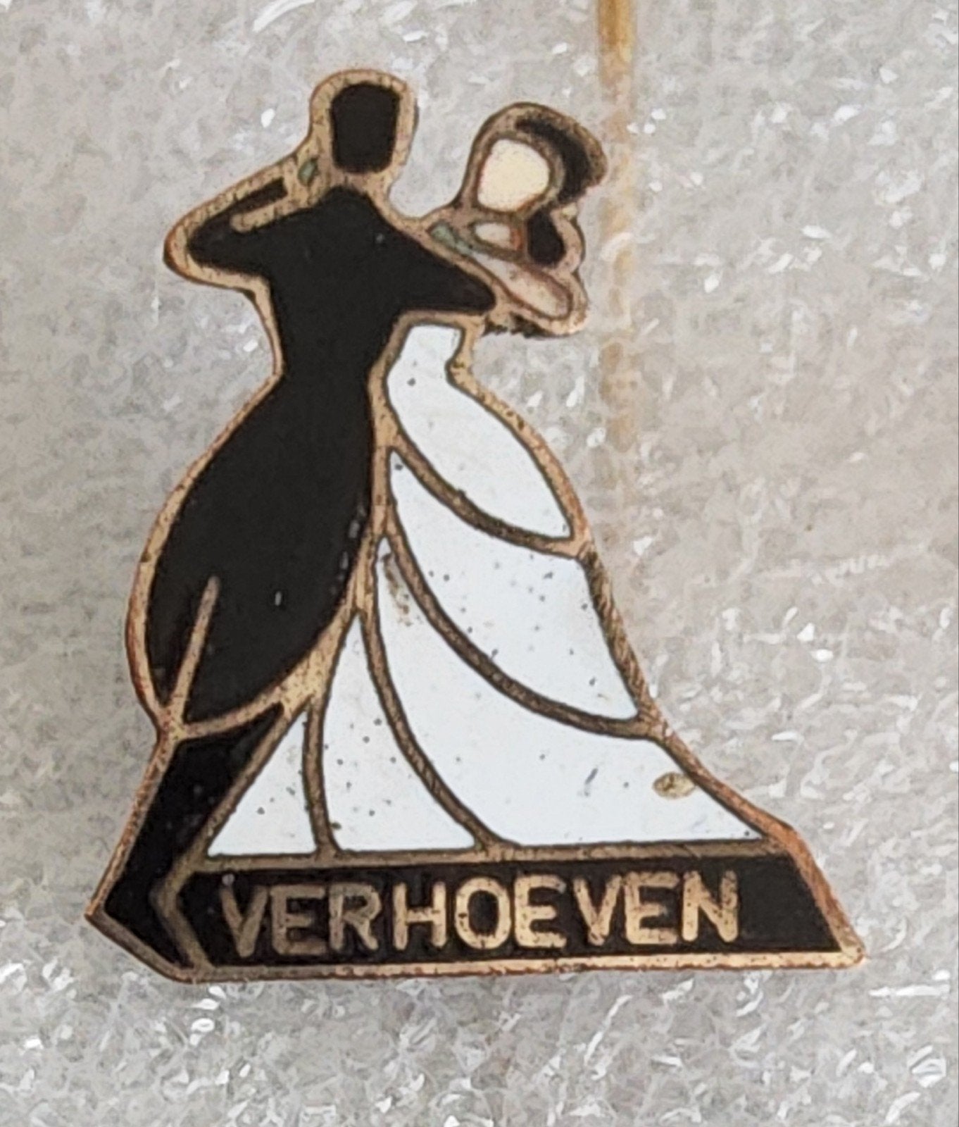 Emaille Speldje Danspaar Verhoeven, Ophalen of Verzenden, Gebruikt, Overige onderwerpen, Speldje of Pin