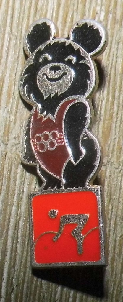Speld Olympische Spelen Moskou 1980 - Paardrijden, Misha, Verzamelen, Ophalen of Verzenden, Gebruikt, Sport, Speldje of Pin