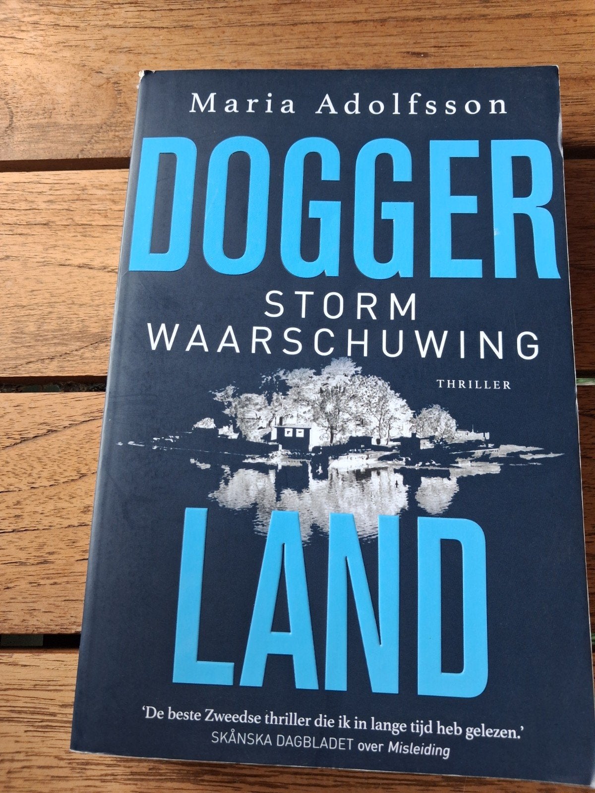 Doggerland: Stormwaarschuwing - Maria Adolfsson, Boeken, Scandinavië, Zo goed als nieuw, Maria Adolfsson, Ophalen of Verzenden
