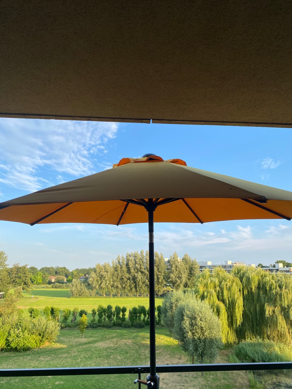 Zonnige parasol als nieuw, Tuin en Terras, Parasols, Ophalen, Kantelbaar, 2 tot 3 meter, Zo goed als nieuw