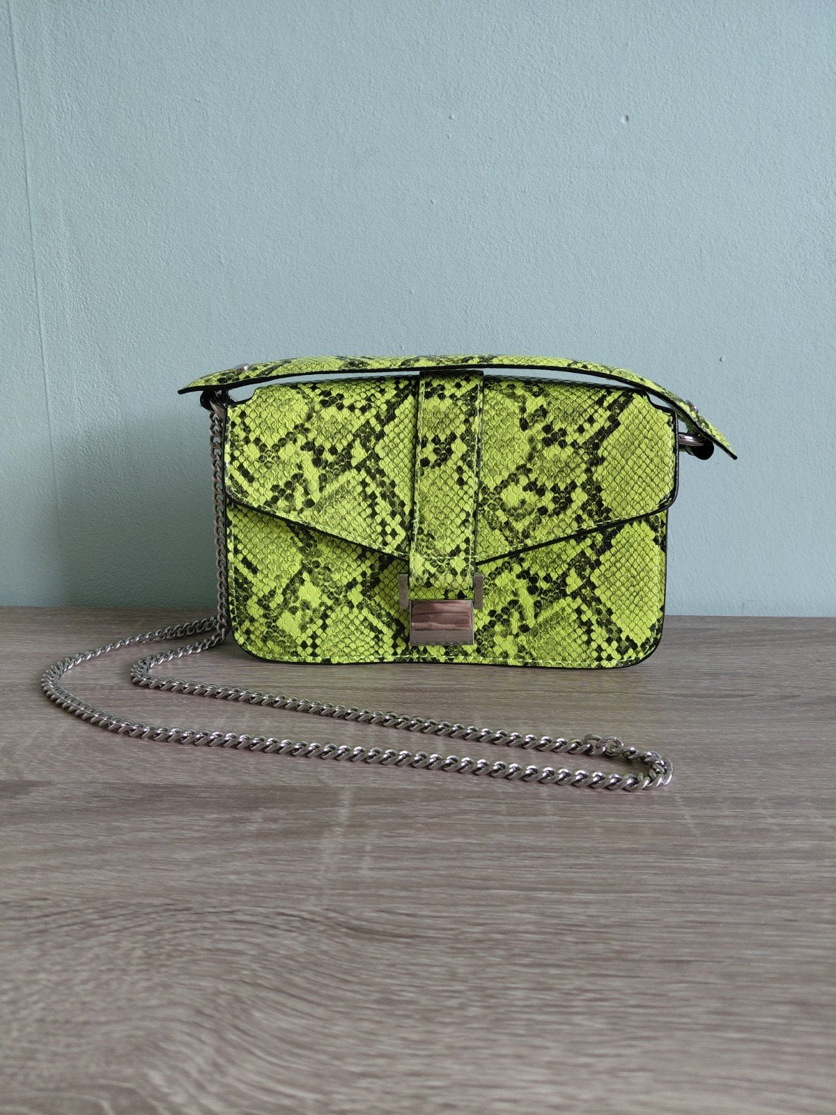 Zara neon Groene Schoudertas met Slangenprint, Ophalen of Verzenden, Zo goed als nieuw, Groen, Schoudertasje