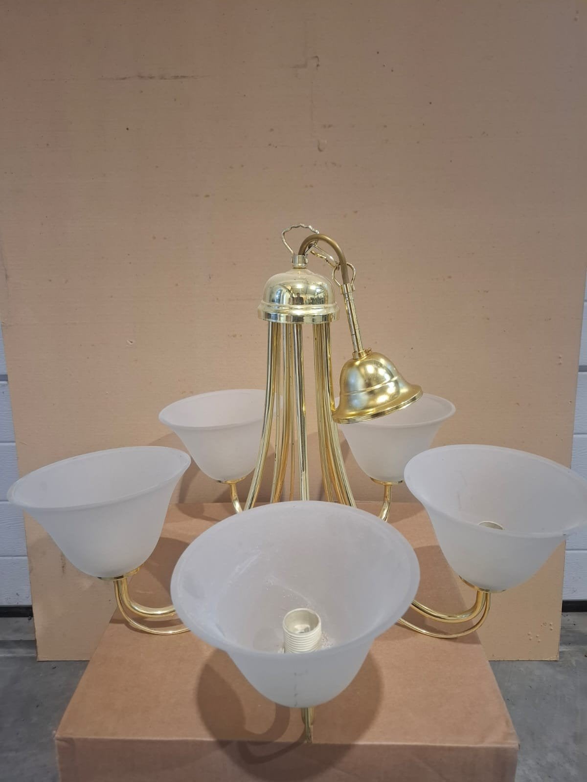Gouden Kroonluchter met 5 Melkglazen Kappen, Huis en Inrichting, Lampen | Hanglampen, Gebruikt, Glas, Klassiek, Landelijk, E27 (groot)