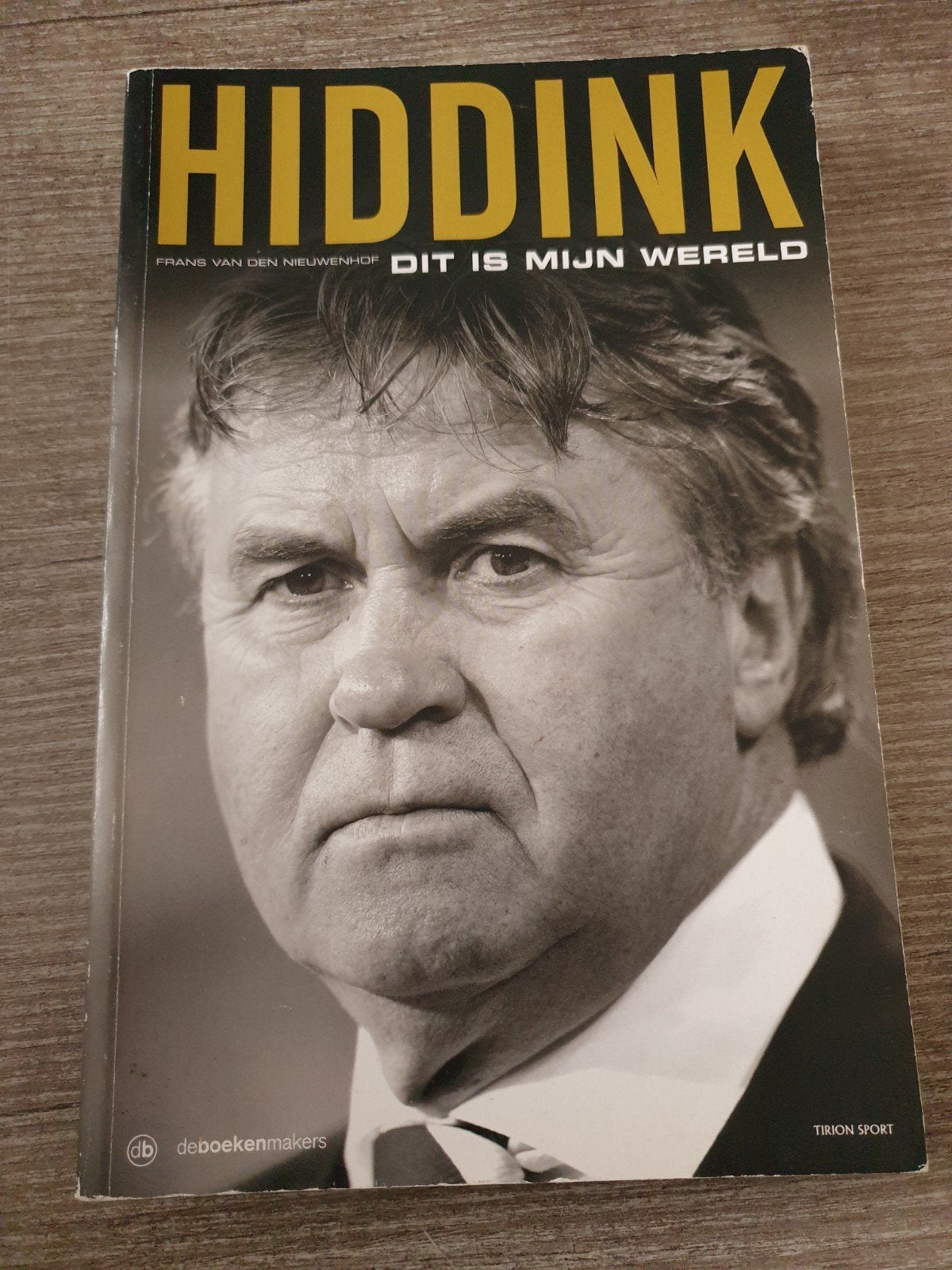 Hiddink: Dit is mijn wereld - Biografie van Guus Hiddink, Boeken, Ophalen of Verzenden, Gelezen, Frans van den Nieuwenhof, Overige sporten