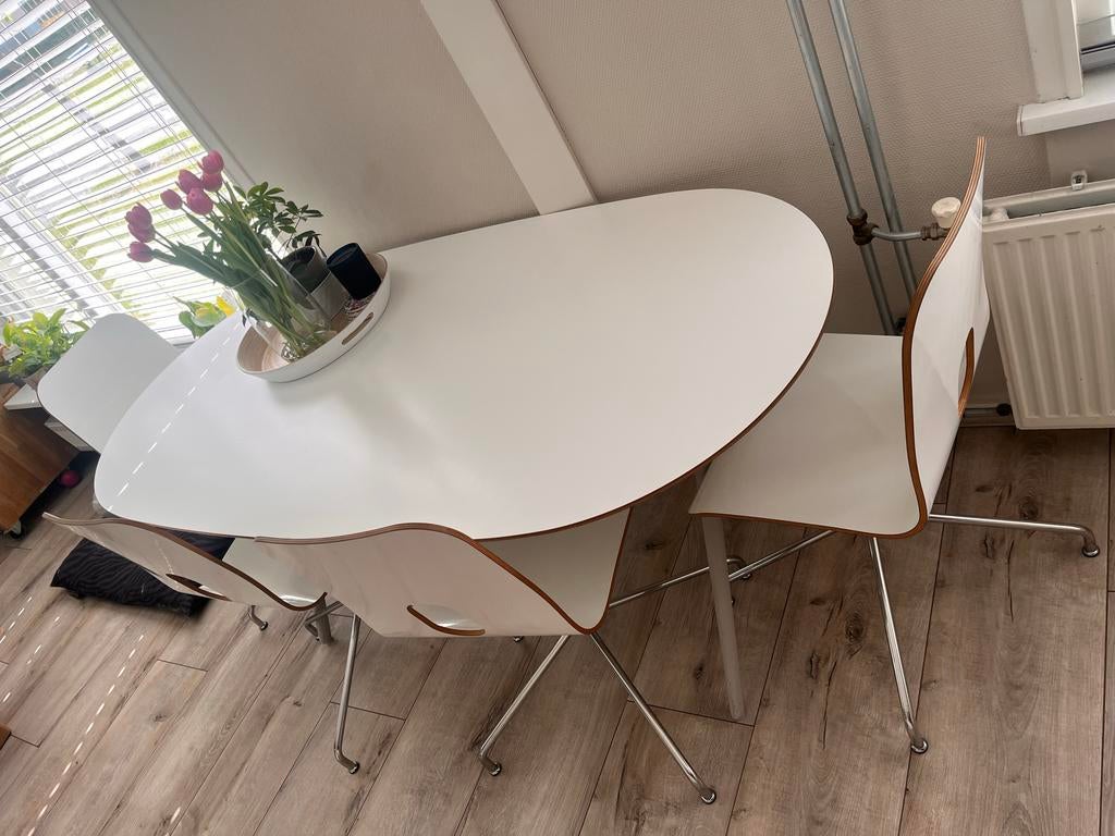 Witte ovale eettafel met 4 stoelen - zgan, Huis en Inrichting, Tafels | Eettafels, Ophalen, 50 tot 100 cm, Zo goed als nieuw, 150 tot 200 cm