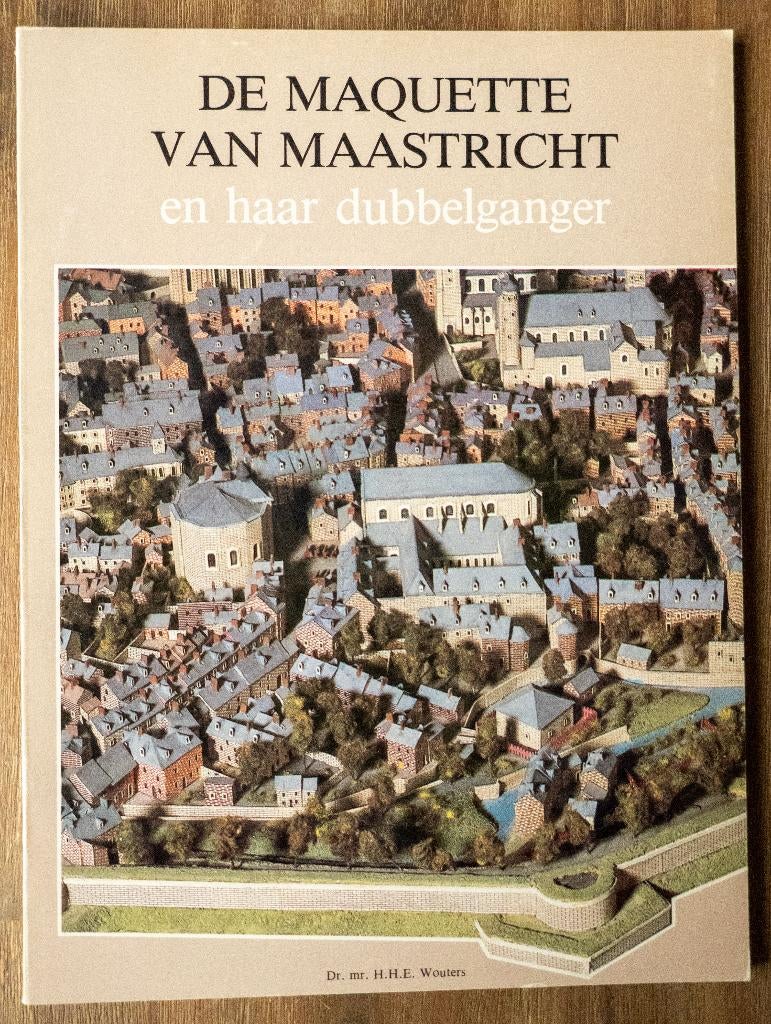 Boekje:  De Maquette van Maastricht, Ophalen of Verzenden, Gelezen