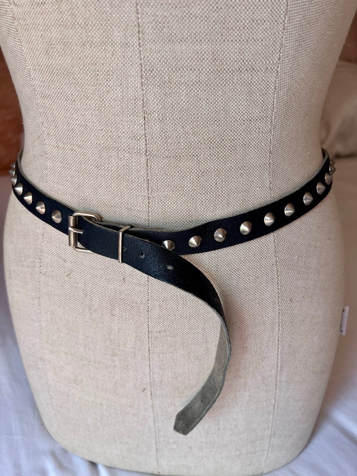 Stoere leren riem met zilverkleurige studs, 92 cm, Minder dan 3 cm, 90 tot 100 cm, Heupriem, Ophalen of Verzenden