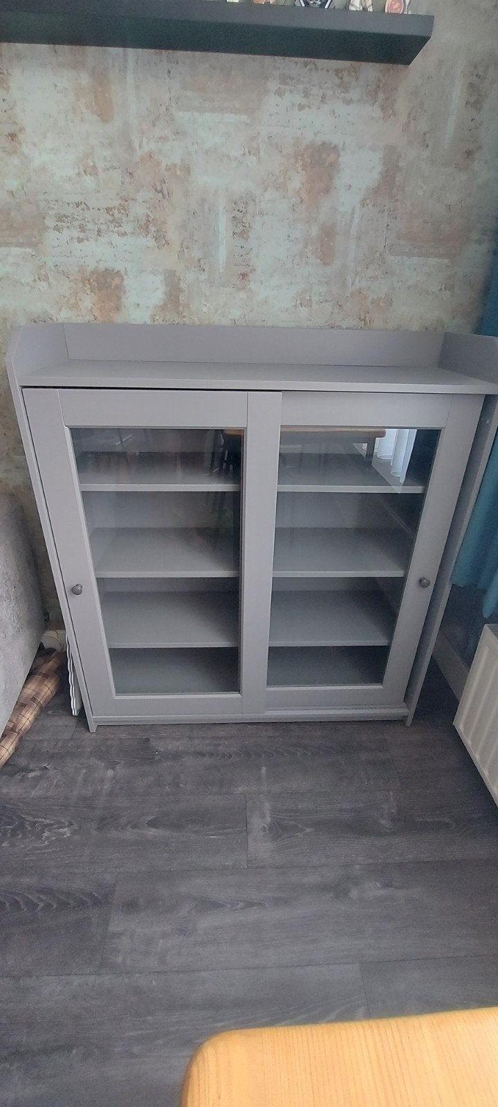 Grijze kast met glazen deuren en planken, Huis en Inrichting, Kasten | Boekenkasten, Ophalen, 100 tot 150 cm, Glas, 100 tot 150 cm