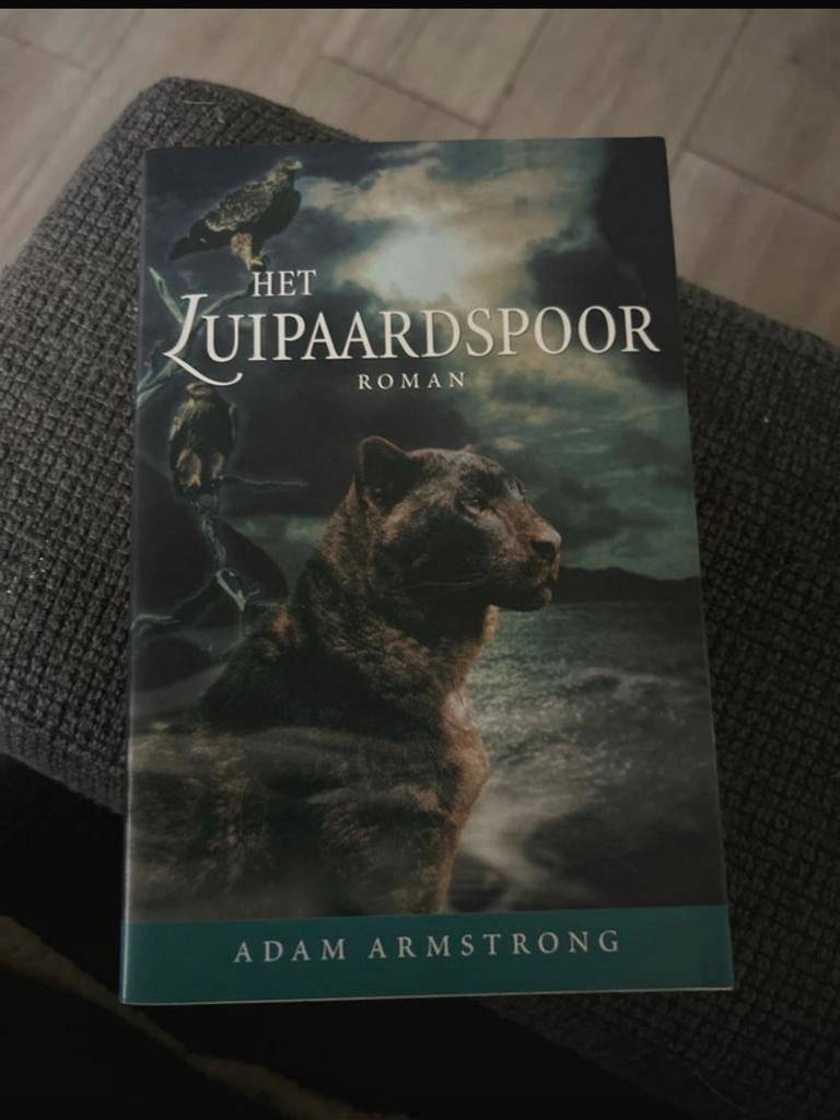 Het Luipaardspoor - Adam Armstrong, Boeken, Ophalen of Verzenden, Gelezen