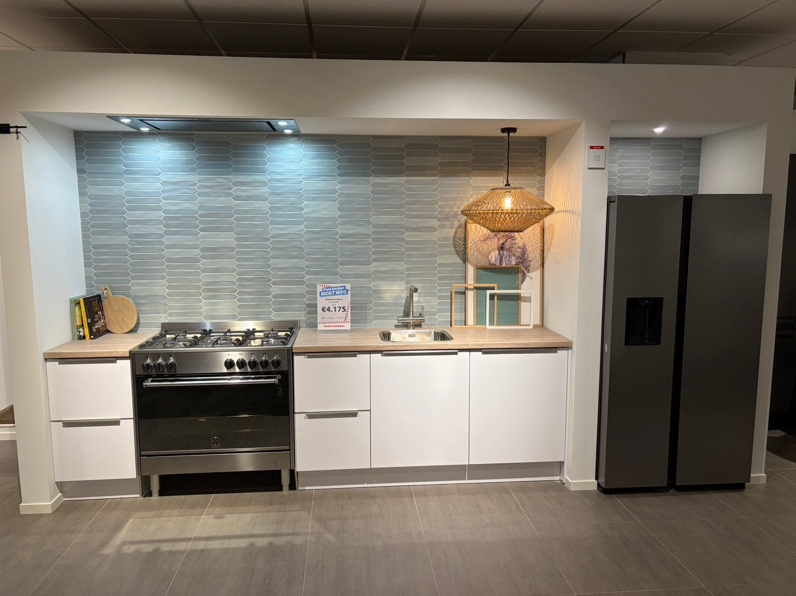 Showroomkeuken wit hoogglans, Ophalen, Wit, Enkelwandige keuken, Kunststof