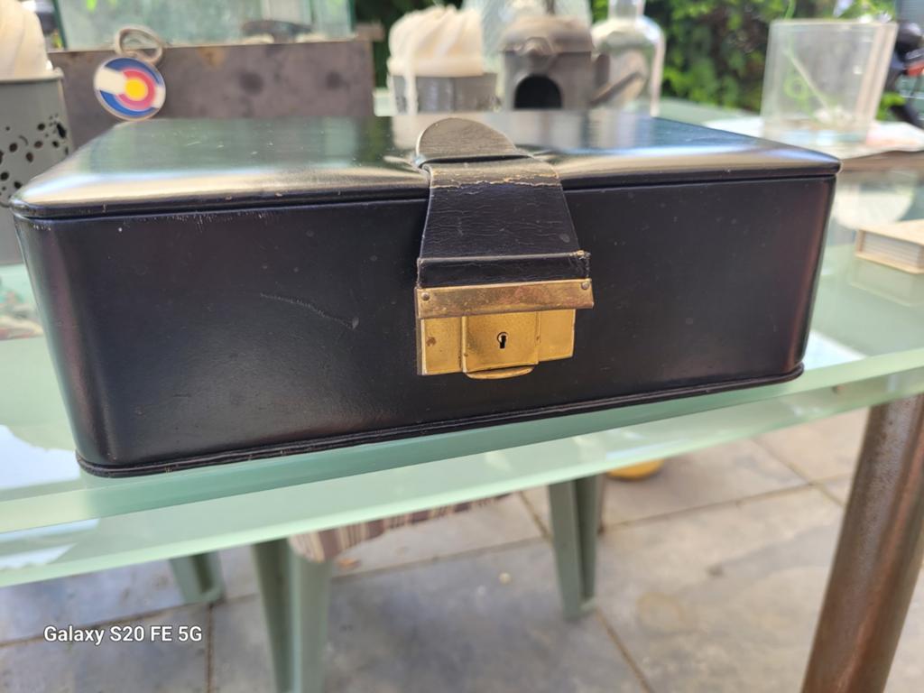 Vintage Zwart Sieradendoosje met Rood Fluweel en Slot, Gebruikt, Zwart, Ophalen of Verzenden, Met slot
