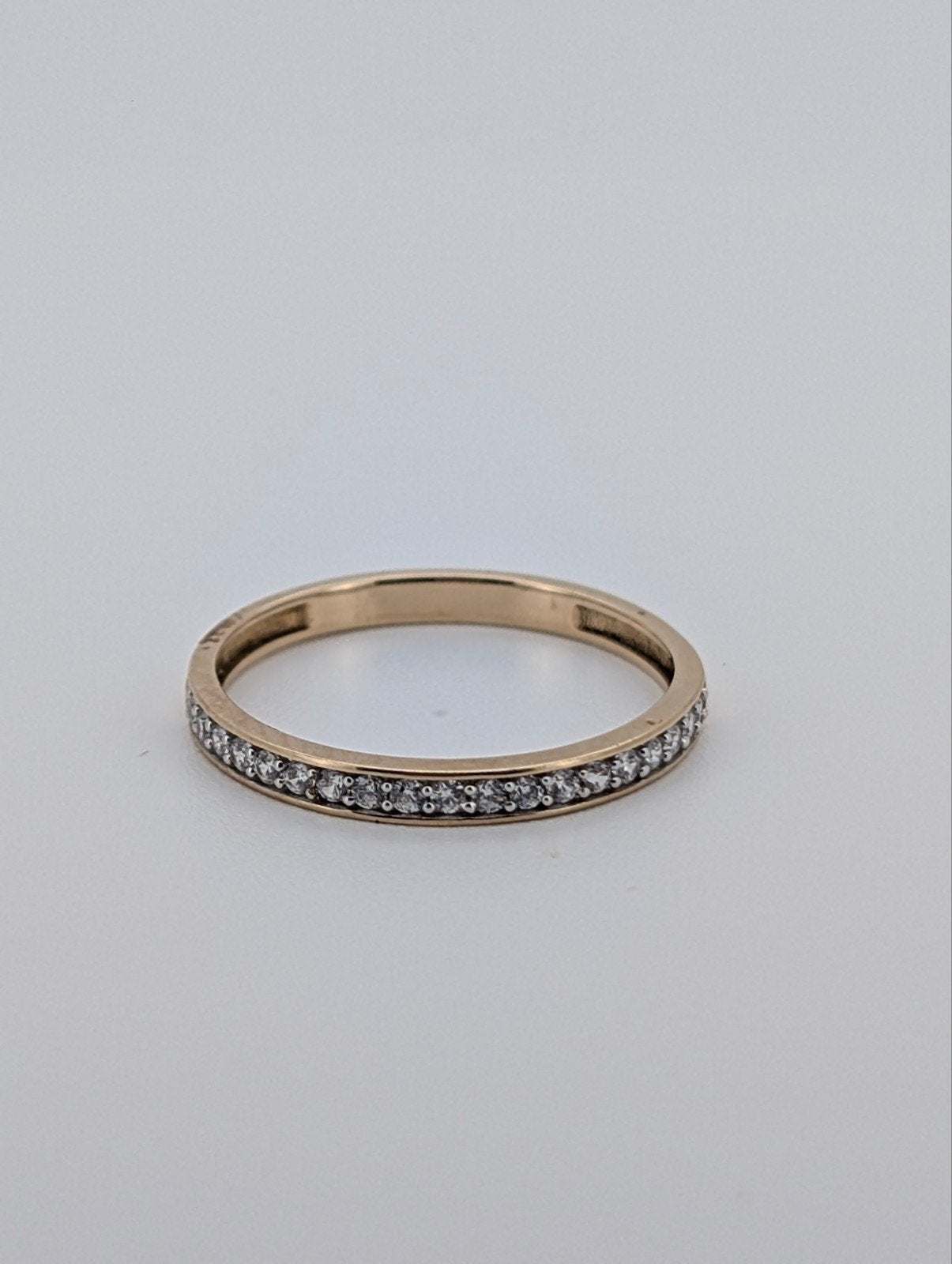 Nieuw Gouden 9k ring met zirkonia steentjes, Ophalen of Verzenden