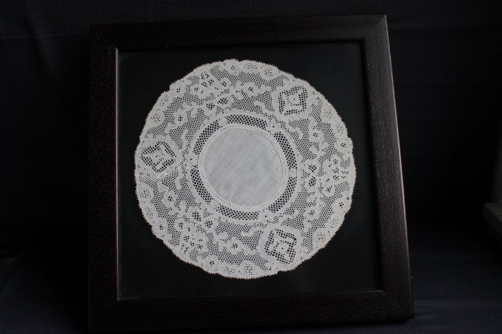 Ingelijst kantkloswerk, handwerk. Rond kleedje., Antiek en Kunst, Curiosa en Brocante, Ophalen of Verzenden