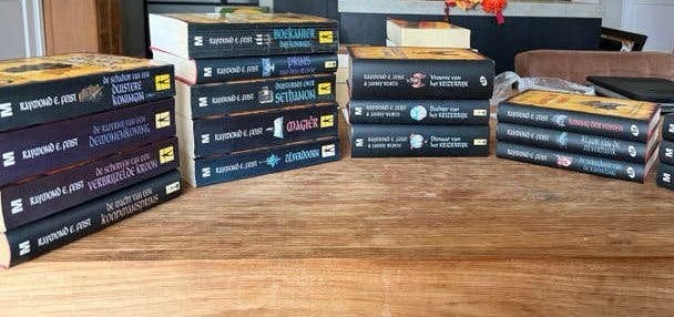 Vier complete boekenseries van Raymond E. Feist, Ophalen of Verzenden, Gelezen