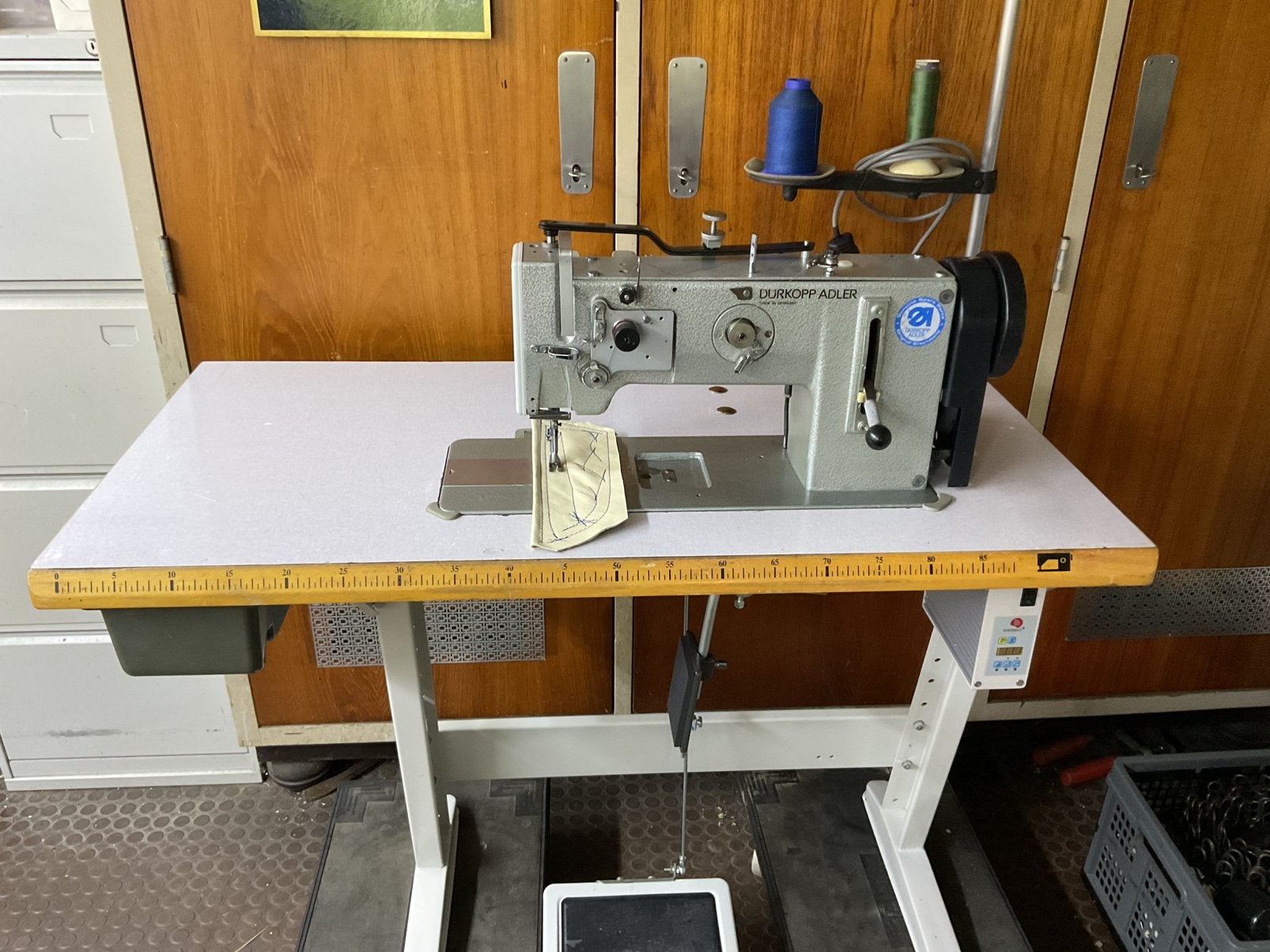 Te koop Adler 267 leermachine, Industrieel, Ophalen, Overige merken, Naaimachine