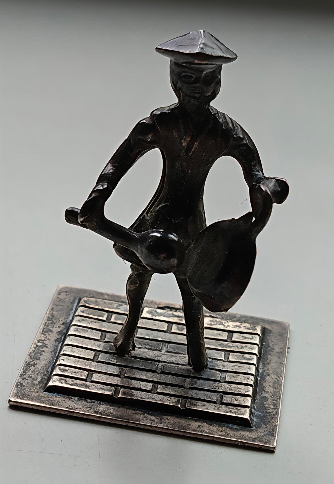 Miniatuur Zilveren Beeldje: Muzikant met Instrument, Antiek en Kunst, Antiek | Goud en Zilver, Ophalen of Verzenden